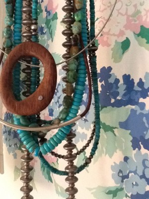 Fresh Configurations Longridge Beads and Hydrangea Wall Paper in Bathroom